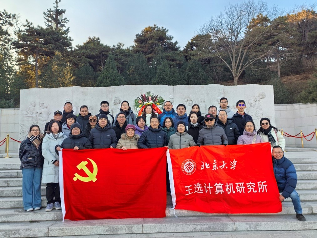 在英雄雕像前合影.jpg