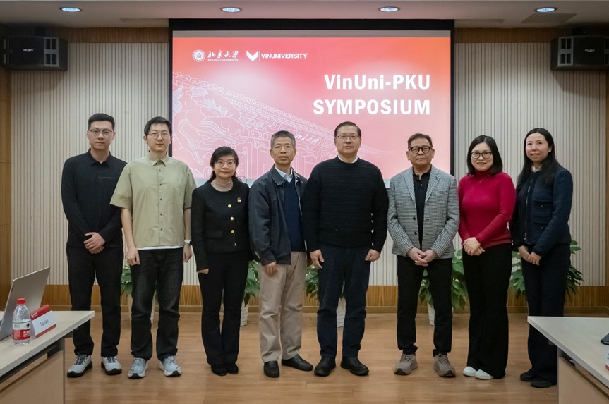 代表团在王选计算机研究所合影.jpg