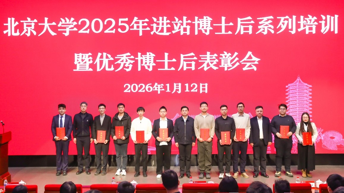 图片02 颁奖现场(右五为岳潭).jpg